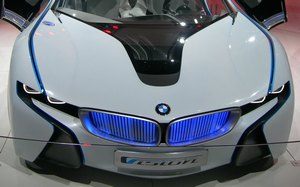 В BMW пошутили над лазерными фарами Audi